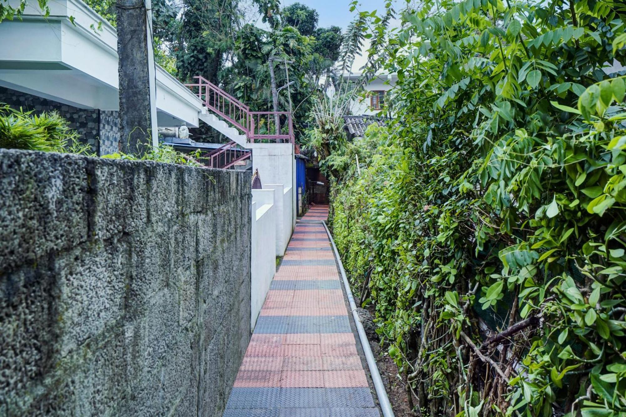 Oyo Flagship Meadow View Inn Thekkady Exterior photo